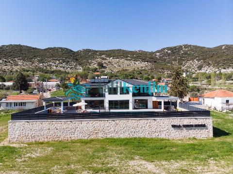 Villa White House